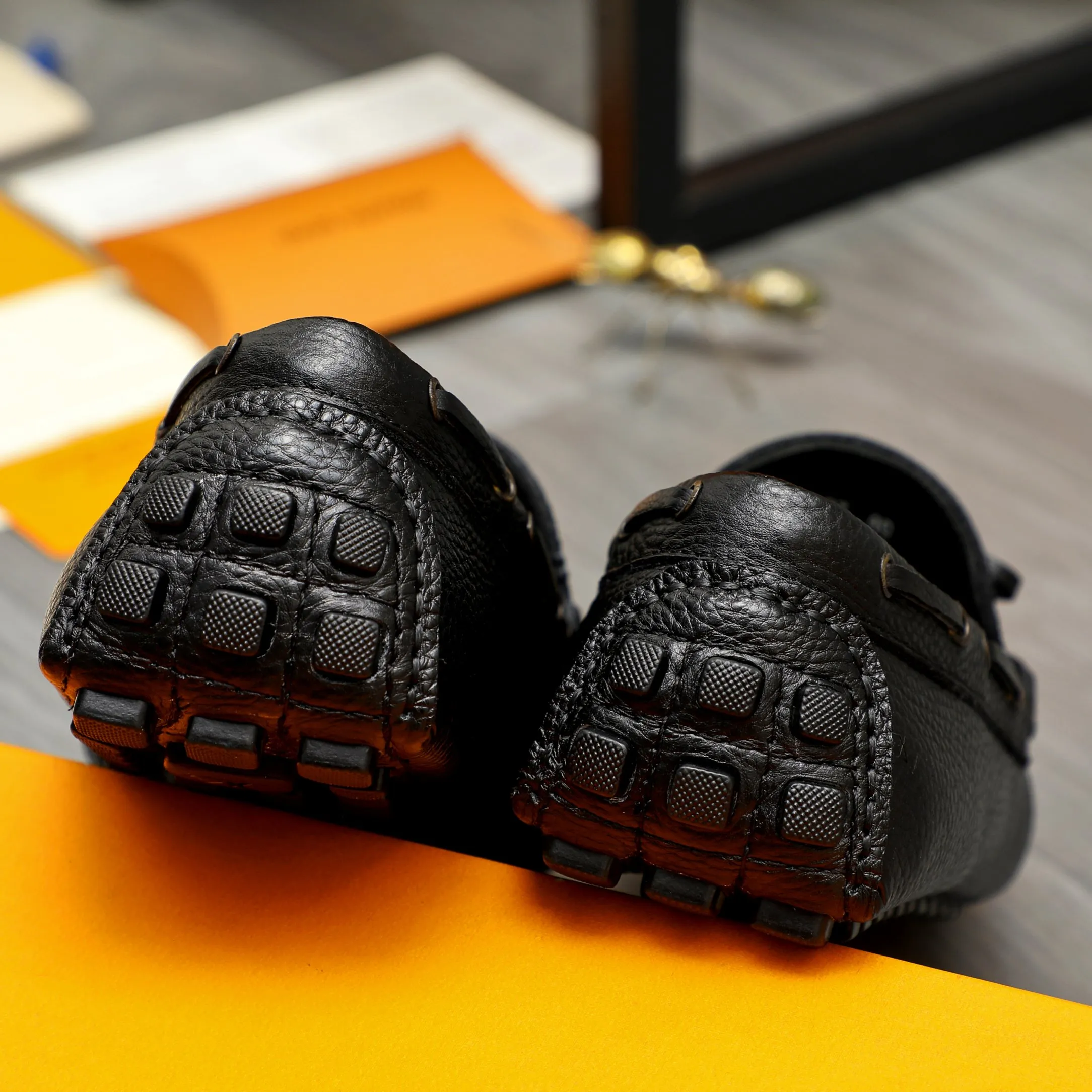 Men's shoes 💰420 Product trademark: LV "Louis Vuitton" casual slip-on shoes Regular size: 38-46 (45.46 custom-made, non-returnable) Product materials: Selected pebbled cowhide upper, sheepskin lining, original bean outsole